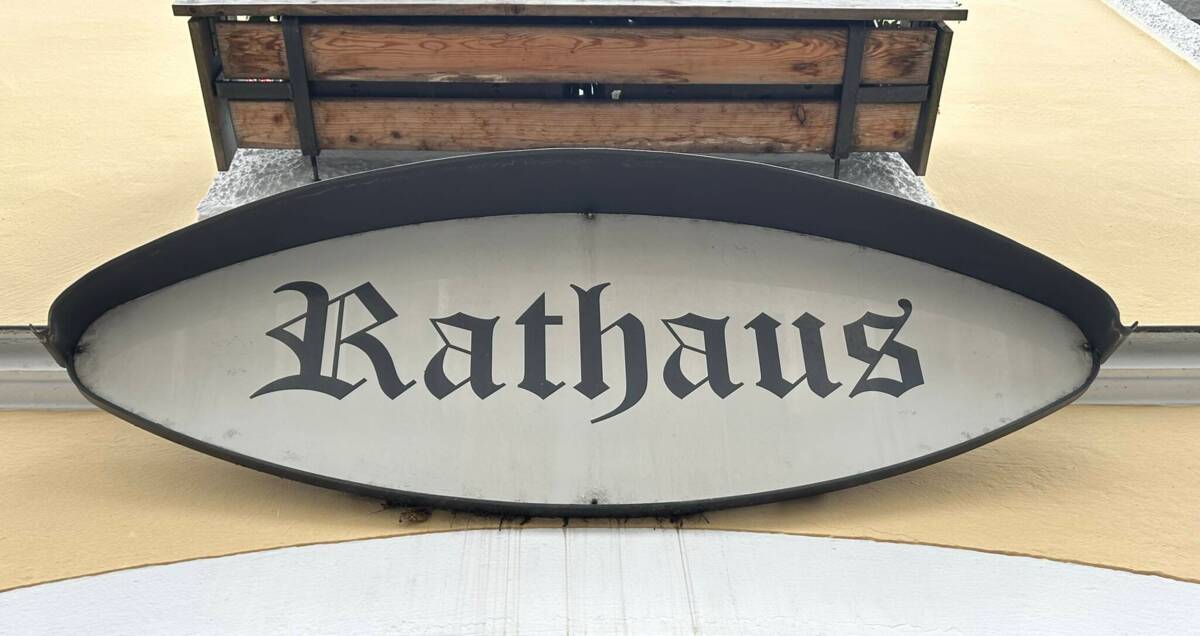 Rathaus Schriftzug